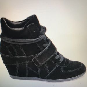 Ash Black Wedge